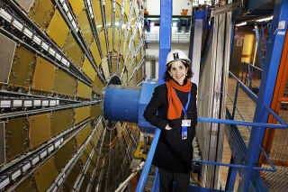 Fabiola Gianotti devant l'expérience ATLAS au CERN