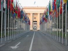 Drapeaux à l'entrée du Palais des Nations Unies à Genève, siège du Comité CEDAW